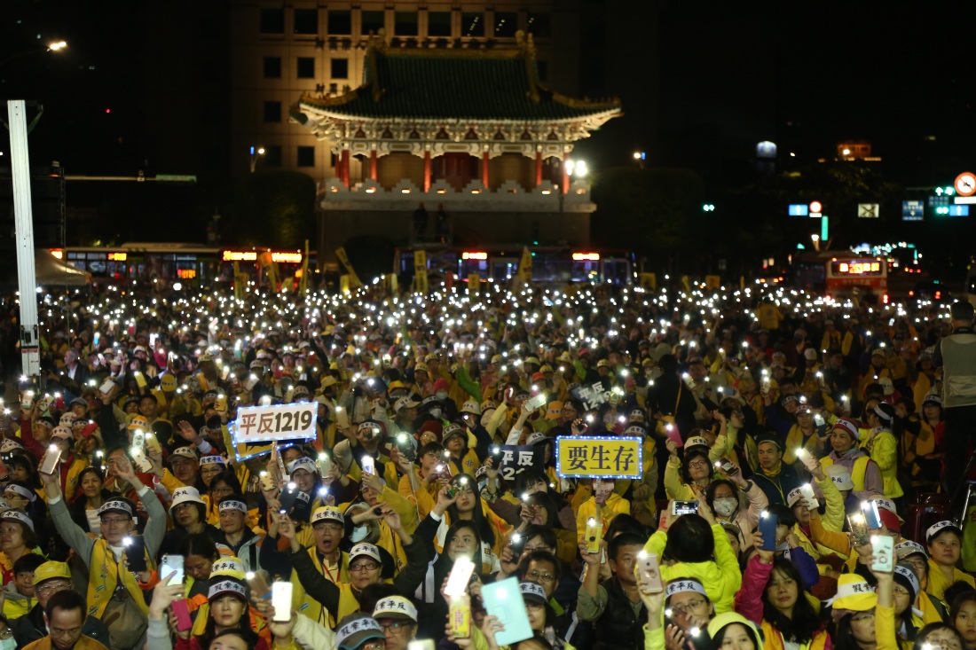 上萬民眾走上凱道，要求政府落實法稅真改革，點亮台灣。