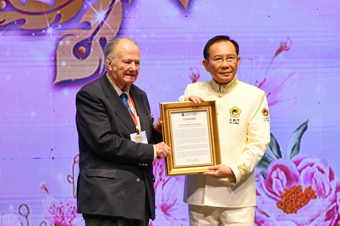 聯合國NGO世界公民總會主席瑞內・瓦德羅博士頒發「世界和平貢獻獎」。